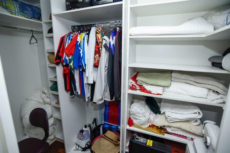 Casa de condomínio para alugar com 260m², 3 quartos e 2 vagas Casa de condomínio para alugar com 260m², 3 quartos e 2 vagasCloset da suíte 2