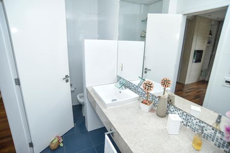 Casa de condomínio para alugar com 260m², 3 quartos e 2 vagas Casa de condomínio para alugar com 260m², 3 quartos e 2 vagasBanheiro da Suíte 2