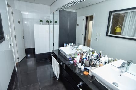 Casa de condomínio para alugar com 260m², 3 quartos e 2 vagas Casa de condomínio para alugar com 260m², 3 quartos e 2 vagasBanheiro da Suíte 1