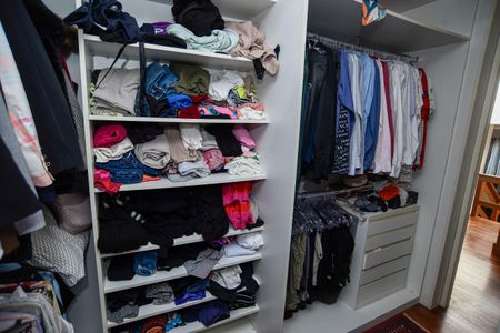 Casa de condomínio para alugar com 260m², 3 quartos e 2 vagas Casa de condomínio para alugar com 260m², 3 quartos e 2 vagasCloset da suíte 1