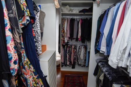 Casa de condomínio para alugar com 260m², 3 quartos e 2 vagas Casa de condomínio para alugar com 260m², 3 quartos e 2 vagasCloset da suíte 1