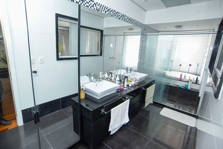 Casa de condomínio para alugar com 260m², 3 quartos e 2 vagas Casa de condomínio para alugar com 260m², 3 quartos e 2 vagasBanheiro da Suíte 1