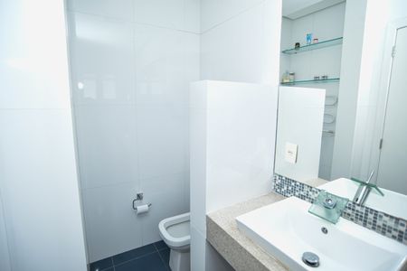 Casa de condomínio para alugar com 260m², 3 quartos e 2 vagas Casa de condomínio para alugar com 260m², 3 quartos e 2 vagasBanheiro da Suíte 2