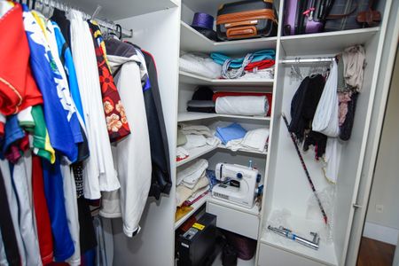 Casa de condomínio para alugar com 260m², 3 quartos e 2 vagas Casa de condomínio para alugar com 260m², 3 quartos e 2 vagasCloset da suíte 2