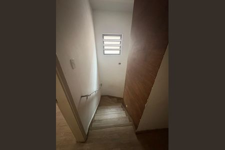 Casa à venda com 160m², 3 quartos e 2 vagasEscada