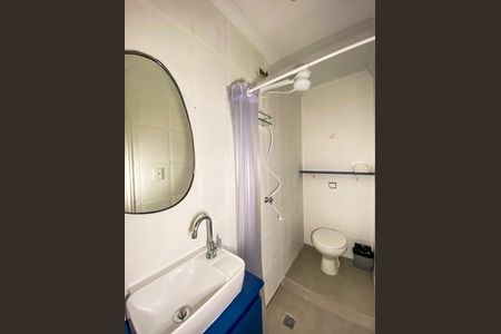 Banheiro de kitnet/studio para alugar com 1 quarto, 26m² em Campo Belo, São Paulo