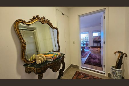 Apartamento à venda com 220m², 3 quartos e 3 vagas Apartamento à venda com 220m², 3 quartos e 3 vagasEntrada