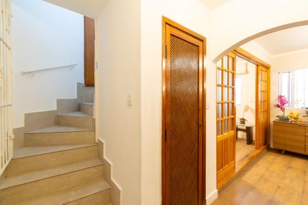 Casa para alugar com 250m², 3 quartos e 2 vagas Casa para alugar com 250m², 3 quartos e 2 vagasEscada