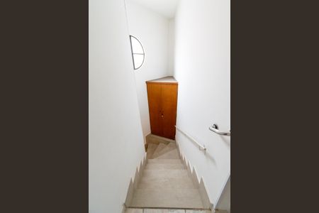 Casa para alugar com 250m², 3 quartos e 2 vagas Casa para alugar com 250m², 3 quartos e 2 vagasEscada