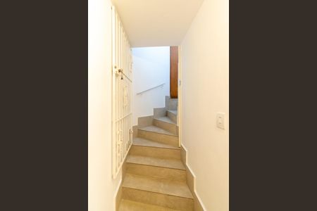 Casa para alugar com 250m², 3 quartos e 2 vagas Casa para alugar com 250m², 3 quartos e 2 vagasEscada