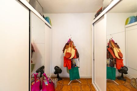 Casa para alugar com 250m², 3 quartos e 2 vagas Casa para alugar com 250m², 3 quartos e 2 vagasCloset do Quarto 2