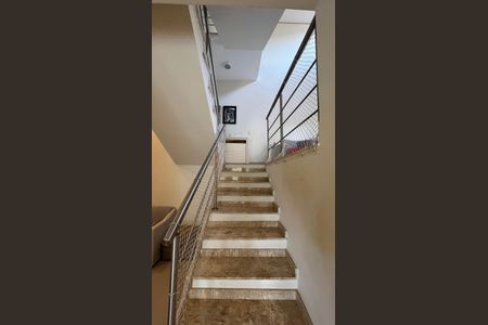 Casa de condomínio para alugar com 350m², 4 quartos e 4 vagasEscada 