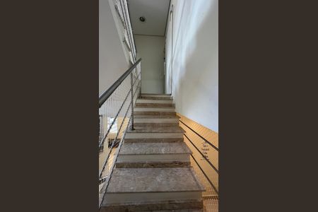 Casa de condomínio para alugar com 350m², 4 quartos e 4 vagasEscada