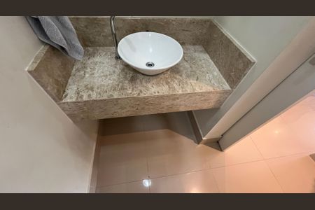 Casa de condomínio para alugar com 350m², 4 quartos e 4 vagasLavabo