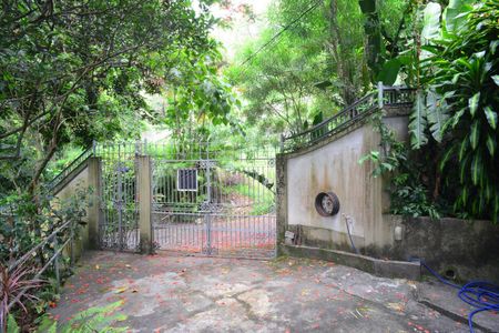 Casa de condomínio à venda com 200m², 3 quartos e 4 vagasEntrada da Garagem