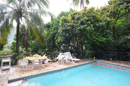 Casa de condomínio à venda com 200m², 3 quartos e 4 vagasPiscina