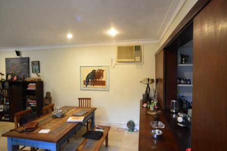 Sala de casa de condomínio à venda com 3 quartos, 200m² em Itanhangá, Rio de Janeiro