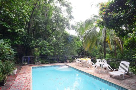 Casa de condomínio à venda com 200m², 3 quartos e 4 vagasPiscina