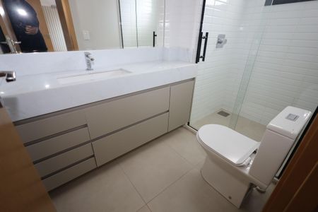 Apartamento para alugar com 216m², 4 quartos e 3 vagasBanheiro do Quarto 3