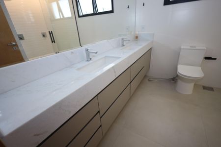 Apartamento para alugar com 216m², 4 quartos e 3 vagasBanheiro do Quarto 4