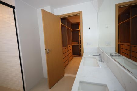 Apartamento para alugar com 216m², 4 quartos e 3 vagasBanheiro do Quarto 4