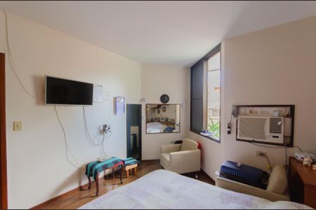 Casa à venda com 360m², 5 quartos e 5 vagasSuíte 2