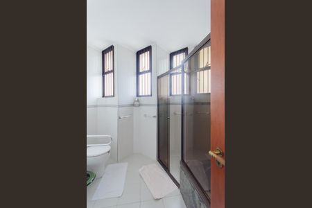 Casa à venda com 360m², 5 quartos e 5 vagasBanheiro da Suíte 2