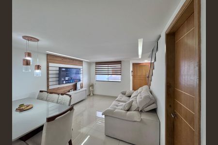 Sala de casa de condomínio para alugar com 3 quartos, 150m² em Vargem Pequena, Rio de Janeiro