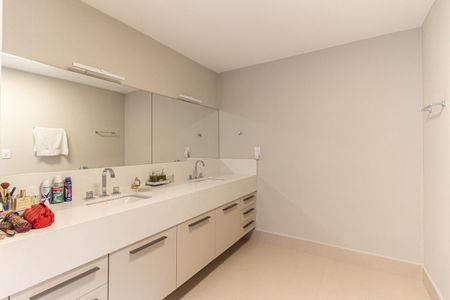 Apartamento à venda com 229m², 5 quartos e 2 vagasBanheiro da Suíte