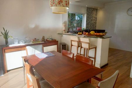 Casa à venda com 4 quartos, 300m² em Jardim das Laranjeiras, São Paulo