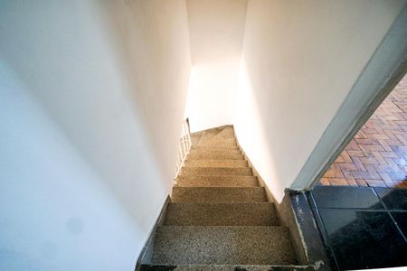 Casa à venda com 95m², 2 quartos e 2 vagasEscada