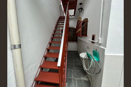 Casa para alugar com 240m², 3 quartos e 1 vagaEscada para o terraço