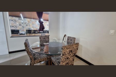 Casa à venda com 195m², 3 quartos e 3 vagas Casa à venda com 195m², 3 quartos e 3 vagasSala