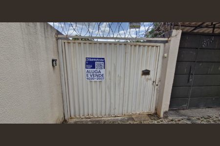 Casa à venda com 195m², 3 quartos e 3 vagas Casa à venda com 195m², 3 quartos e 3 vagasFachada