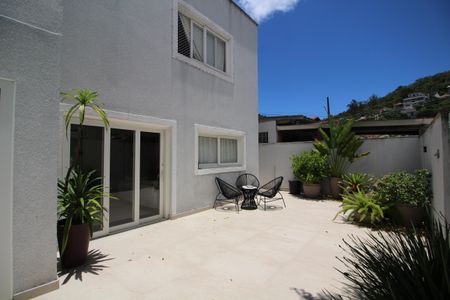 Casa de condomínio à venda com 316m², 4 quartos e 2 vagasFrente