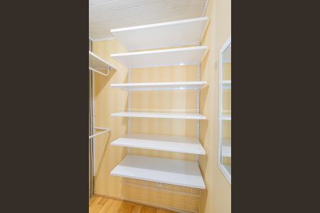 Casa para alugar com 120m², 2 quartos e 2 vagas Casa para alugar com 120m², 2 quartos e 2 vagasCloset do Quarto 3