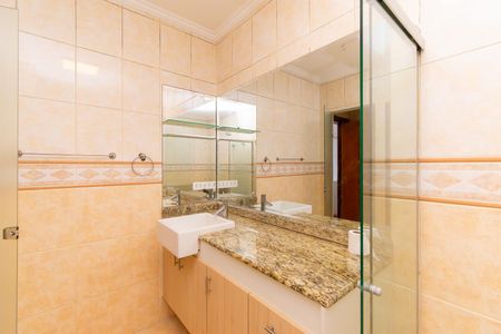 Casa para alugar com 325m², 6 quartos e 5 vagas Casa para alugar com 325m², 6 quartos e 5 vagasBanheiro da Suíte 3