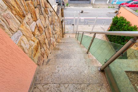 Casa para alugar com 325m², 6 quartos e 5 vagas Casa para alugar com 325m², 6 quartos e 5 vagasEntrada - Escada