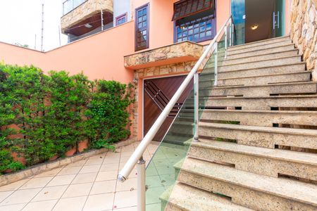 Casa para alugar com 325m², 6 quartos e 5 vagas Casa para alugar com 325m², 6 quartos e 5 vagasEntrada