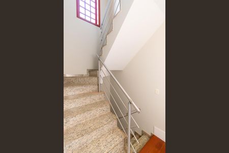 Casa para alugar com 325m², 6 quartos e 5 vagas Casa para alugar com 325m², 6 quartos e 5 vagasEscada