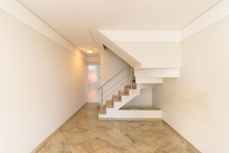 Casa para alugar com 325m², 6 quartos e 5 vagas Casa para alugar com 325m², 6 quartos e 5 vagasSala