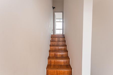 Escada de Acesso ao Quarto/Banheiro Social de apartamento para alugar com 1 quarto, 67m² em Centro, Belo Horizonte