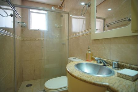 Banheiro Corredor de casa de condomínio à venda com 2 quartos, 63m² em Petrópolis, Porto Alegre