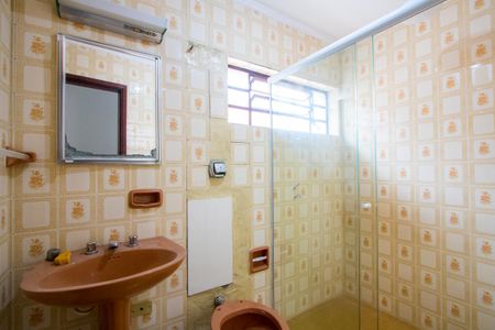 Casa à venda com 215m², 3 quartos e 3 vagas Casa à venda com 215m², 3 quartos e 3 vagasBanheiro social