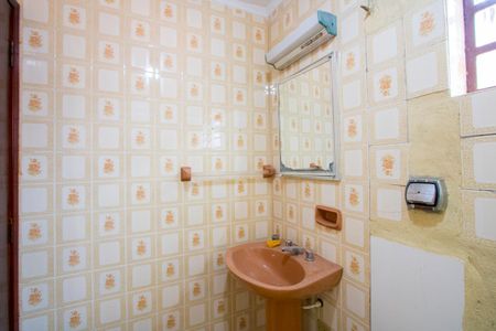 Casa à venda com 215m², 3 quartos e 3 vagas Casa à venda com 215m², 3 quartos e 3 vagasBanheiro social