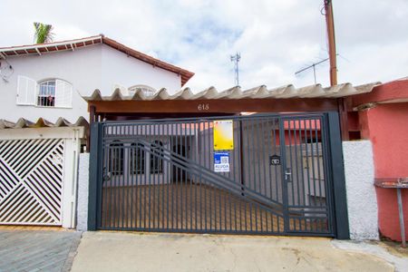 Casa à venda com 215m², 3 quartos e 3 vagas Casa à venda com 215m², 3 quartos e 3 vagasFachada