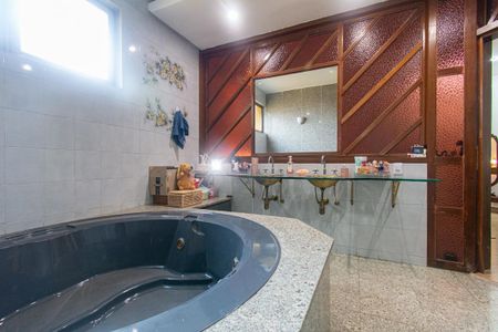 Casa à venda com 400m², 6 quartos e 5 vagasBanheiro da Suíte 2