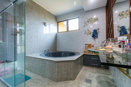 Casa à venda com 400m², 6 quartos e 5 vagasBanheiro da Suíte 2