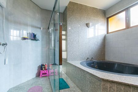 Casa à venda com 400m², 6 quartos e 5 vagasBanheiro da Suíte 2