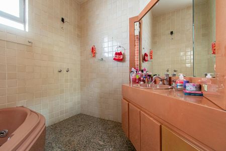 Casa à venda com 400m², 6 quartos e 5 vagasBanheiro da Suíte 1